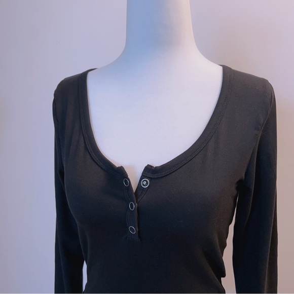 Hollister must-have long-sleeve top.98%new condition. Seamless fabric super soft - Picture 2 of 8